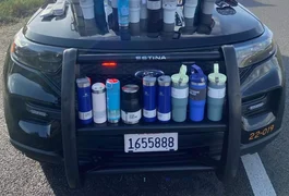 Mulher é presa após furtar 65 copos Stanley