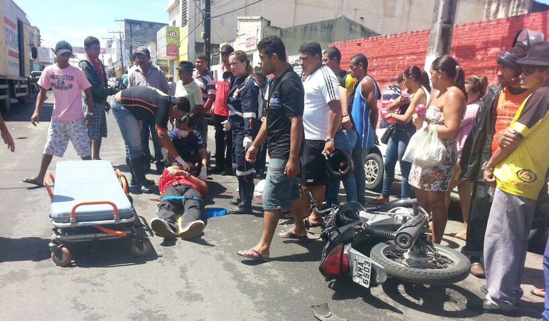 Motorista abre a porta de veículo e causa grave acidente com motociclista no Centro de Arapiraca