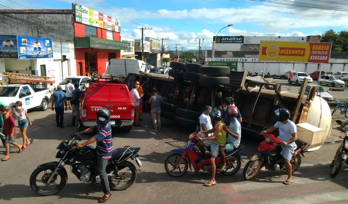 Vídeo. Caminhão tanque tomba e causa vazamento de óleo e água, em Arapiraca