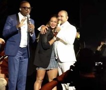 Paolla Oliveira beija Diogo Nogueira no palco e leva fãs ao delírio