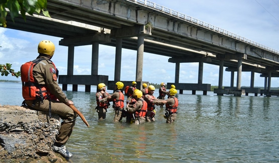 Bombeiros iniciam prática de curso de resgate em áreas inundadas