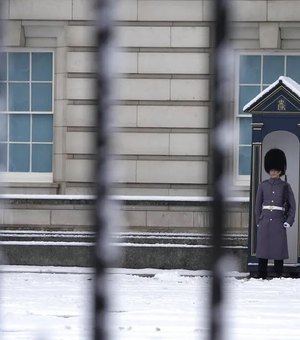 Polícia prende homem do lado de fora do palácio de Buckingham, em Londres