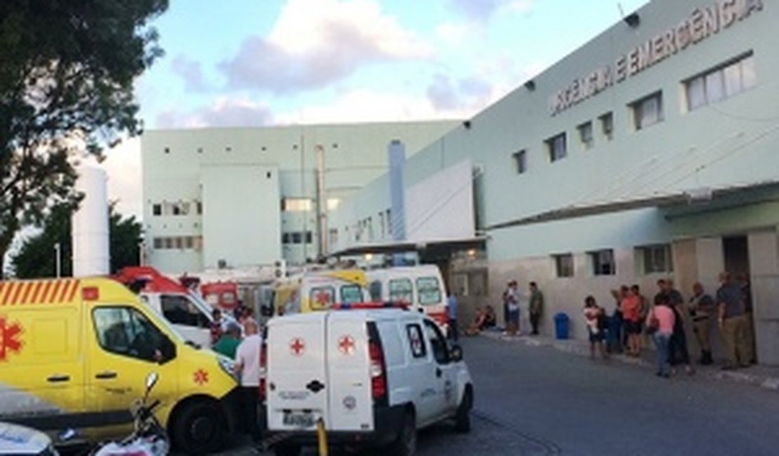 Colisão entre moto e micro-ônibus deixa dois feridos, com fratura exposta