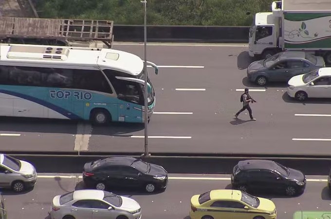 Bandidos tomam ônibus escolares para fazer barricadas na Linha Vermelha, no RJ
