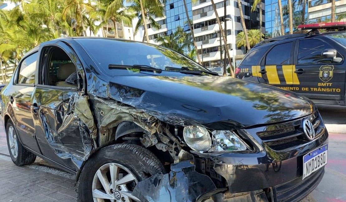 Condutor embriagado é preso após colidir com van e outro carro, em Maceió