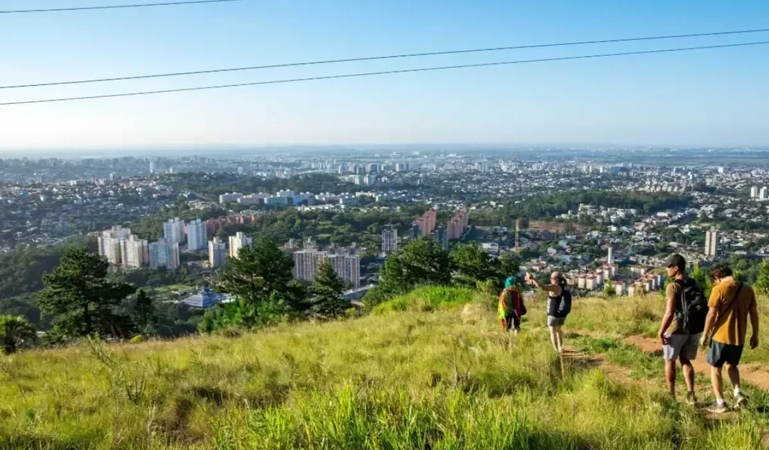 Grupo religioso com 17 pessoas é resgatado após passar 10 horas perdido em morro de Porto Alegre