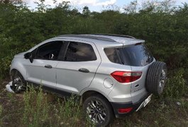 Veículo é encontrado abandonado dentro de propriedade em Cacimbinhas