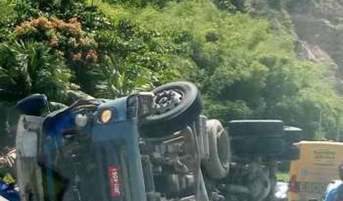 Caminhão, carregado de pedras, fica destruído após acidente em Marechal Deodoro