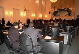 Alagoas volta a ter 27 deputados estaduais e nove federais