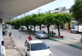 VÍDEO: Cavalo sai em disparada e menino montado no animal colide em carro, em Porto Real do Colégio