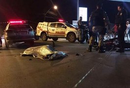 Motociclista morre após colidir em traseira de caminhonete
