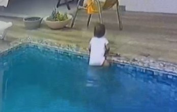 Criança de um ano cai em piscina e é salva pelo pai