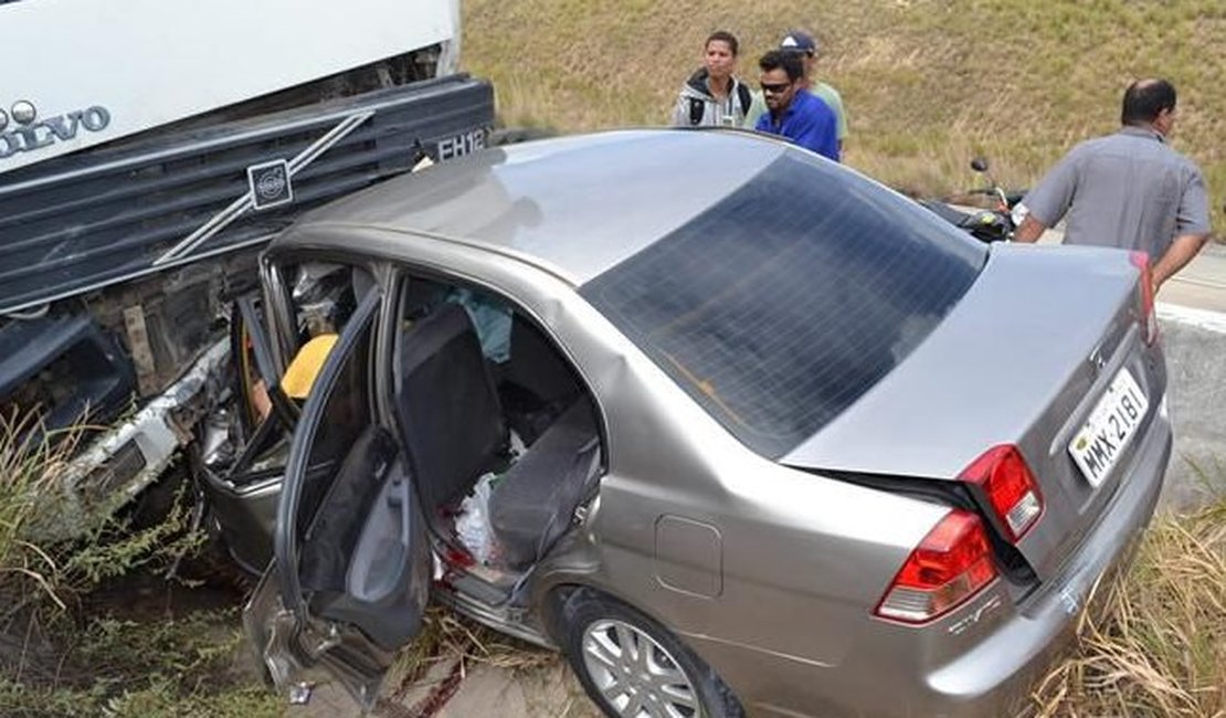 Carreta colide com automóvel e deixa uma pessoa morta e três feridas