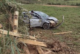 Condutor perde o controle da direção e capota veículo na zona rural de Arapiraca