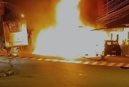 Vídeos mostram fuga que teve morte de assaltantes, tiros, fogo em carro e acidente com viatura da PM em Maceió