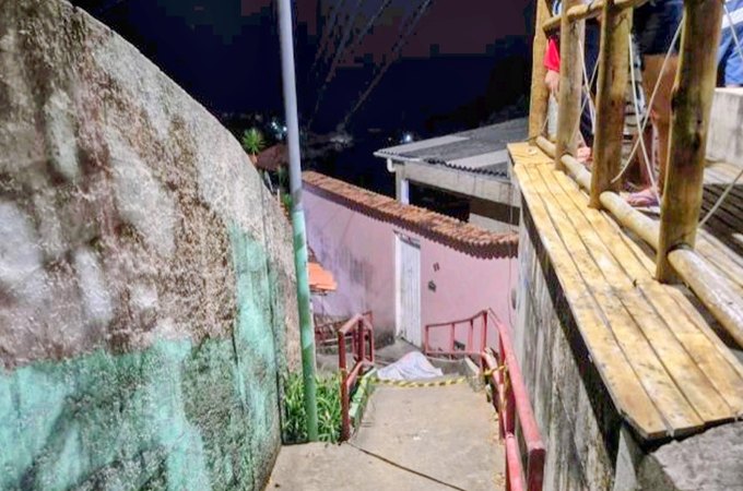 Polícia Civil investiga homicídio de jovem de 24 anos em escadaria, em Maceió
