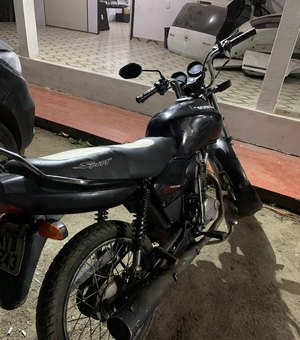 Motocicleta é recuperada por policiais militares no Sítio Capim, em Arapiraca