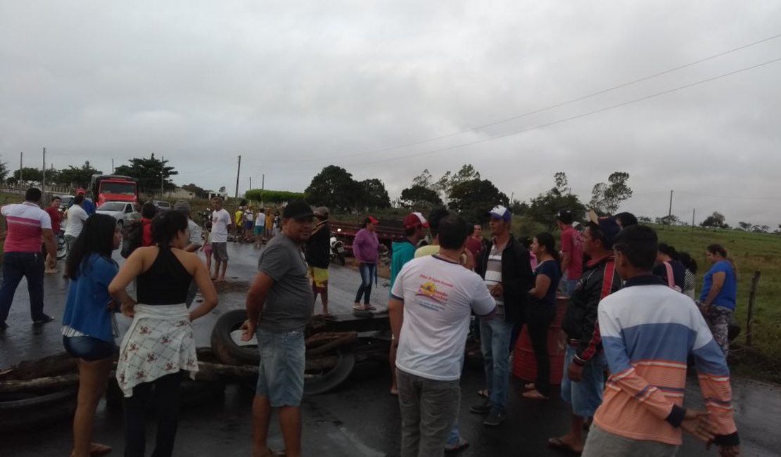 Vídeo. Moradores de Olho D’água Grande protestam contra a falta de água