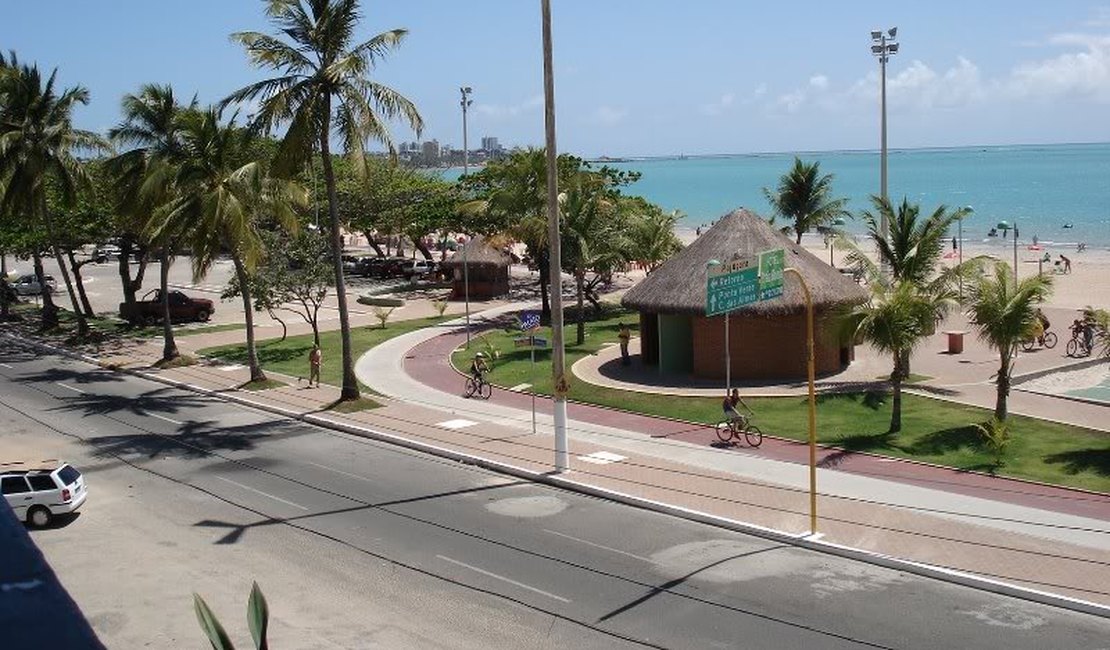 Veículos não podem mais estacionar no lado da praia na orla de Maceió