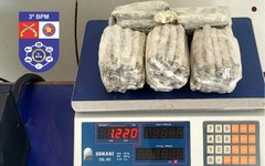 Drogas apreendias com jovem de 21 anos, no Manoel Teles, em Arapiraca