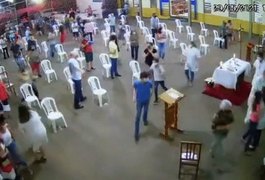 Vídeo. Homem tenta fugir da polícia e causa pânico durante missa