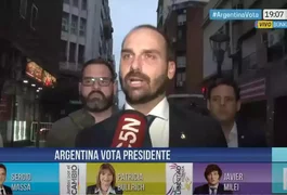 Eduardo Bolsonaro defende armas, é tirado do ar e recebe críticas na TV argentina