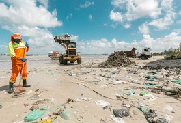 Limpeza na Praia da Avenida retira 300 toneladas de lixo do Centro Pesqueiro