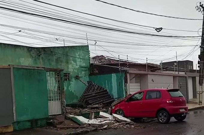 Carro de passeio derruba muro de residência por trás de escola em Arapiraca
