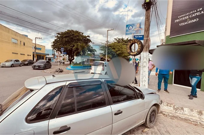 Mulher fica ferida após colisão entre dois carros em cruzamento no bairro Eldorado, em Arapiraca