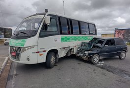 Vídeo. Condutor fica ferido após dirigir na contramão e colidir em transporte coletivo, em Arapiraca
