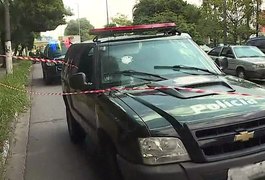 Algemado, criminoso toma arma de policial e atira contra ele dentro de viatura