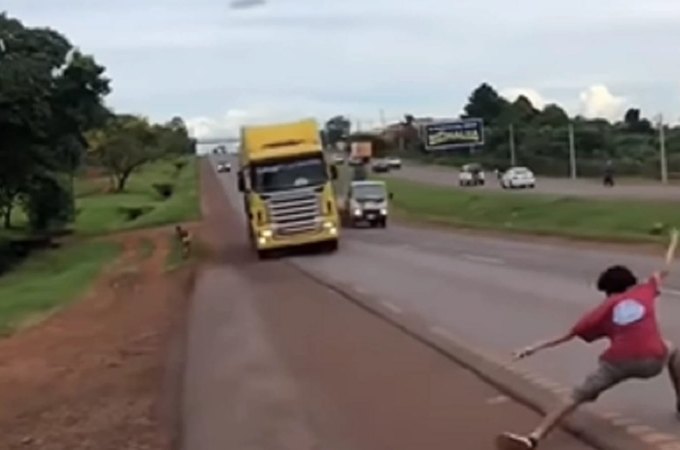 VÍDEO: Jovem ficava na frente de caminhões em alta velocidade para ganhar seguidores no TikTok