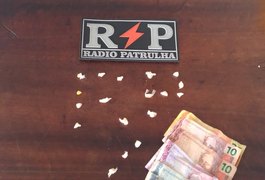 Rádio Patrulha apreende 22 pedras de crack e dinheiro no bairro Cacimbas, em Arapiraca
