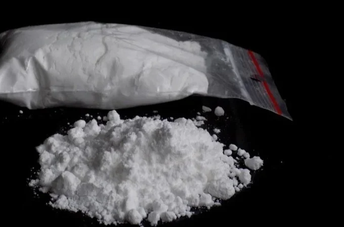 Motorista é flagrado cheirando cocaína dentro de carro no Manoel Teles