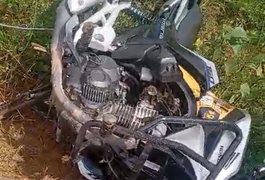 Moto roubada é encontrada em matagal próximo ao Residencial Agreste, em Arapiraca