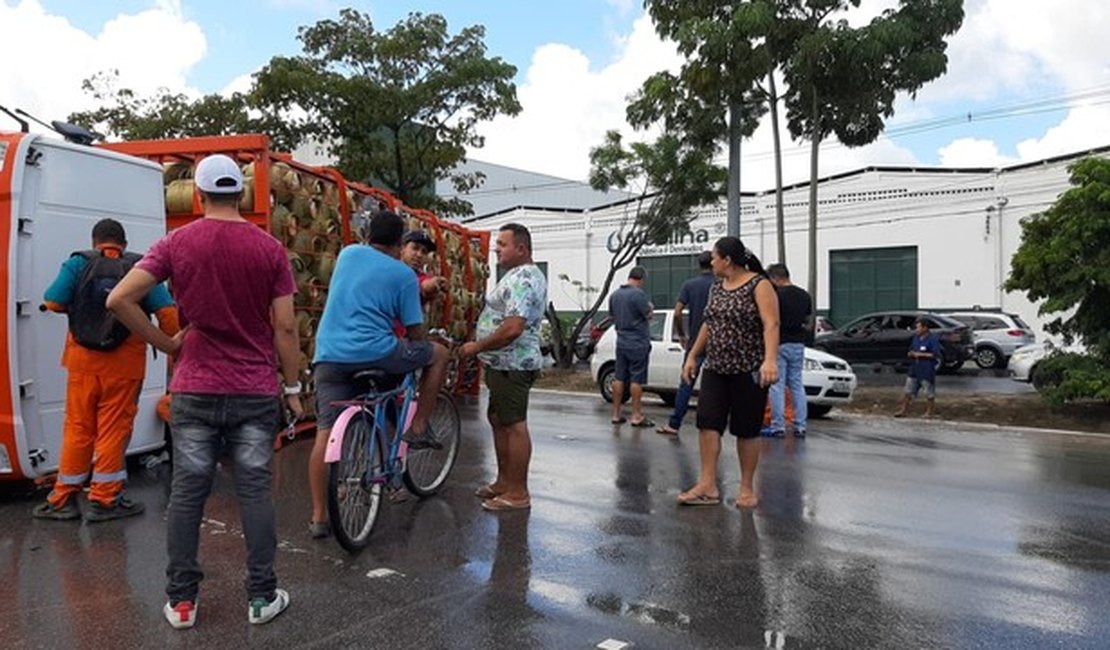 Caminhão que transporta gás de cozinha capota na BR 104, em Maceió