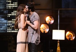 Luan Santana e Camila Queiroz se beijam em gravação de DVD