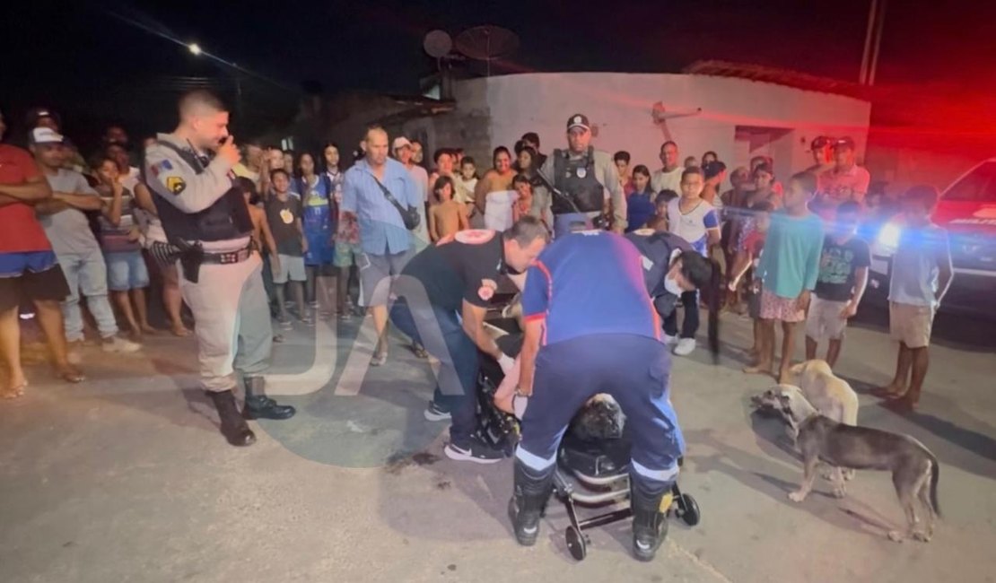 Homem é agredido por populares após mostrar partes íntimas próximo a escola em Arapiraca