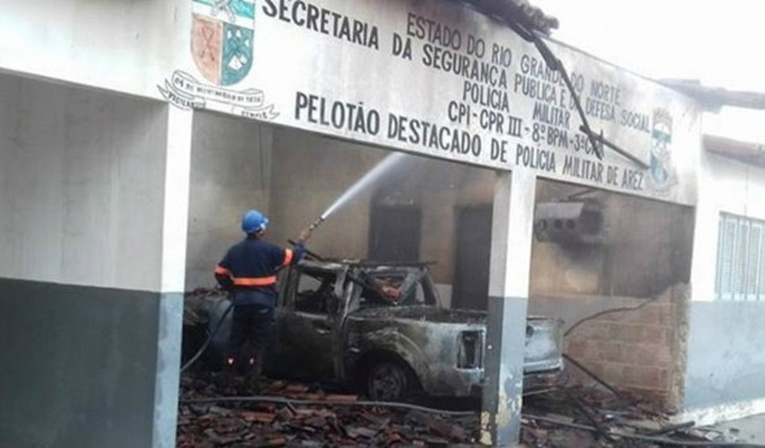 Com coquetel molotov, bandidos incendeiam prédio da PM no RN