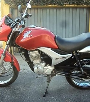 Vídeo: Homem busca informações sobre moto que foi furtada enquanto ele estava trabalhando em Arapiraca