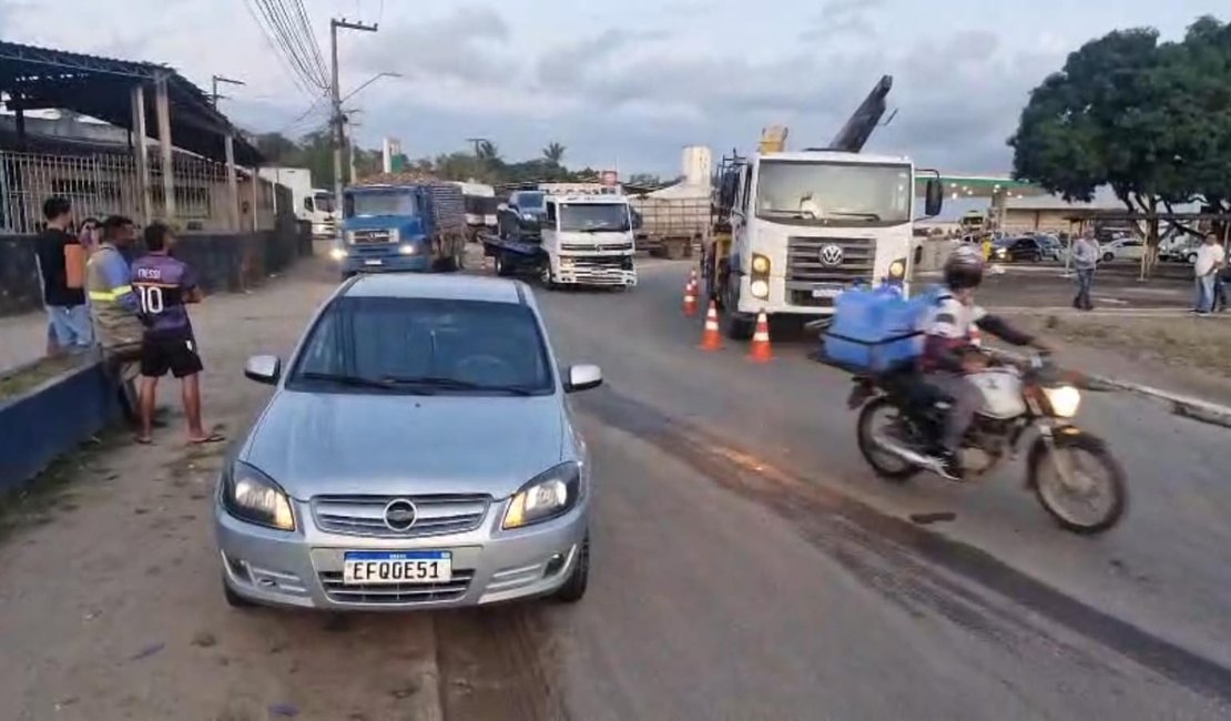 Acidente entre caminhões e carro de passeio causa congestionamento em rodovias de Arapiraca