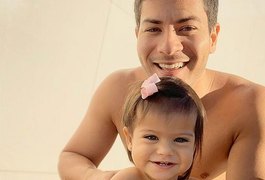 Arthur Aguiar aproveita feriadão na casa da ex Mayra Cardi