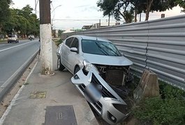 Motorista colide contra barreira de concreto às margens de avenida de Maceió e abandona veículo após acidente