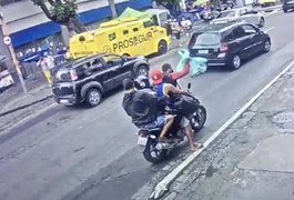 Quatro assaltantes fogem em uma única moto após roubo de 60 aparelhos celulares