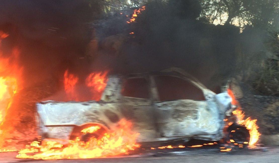 Vídeo: Veículo explode após colisão próximo a Olho D'Água das Flores