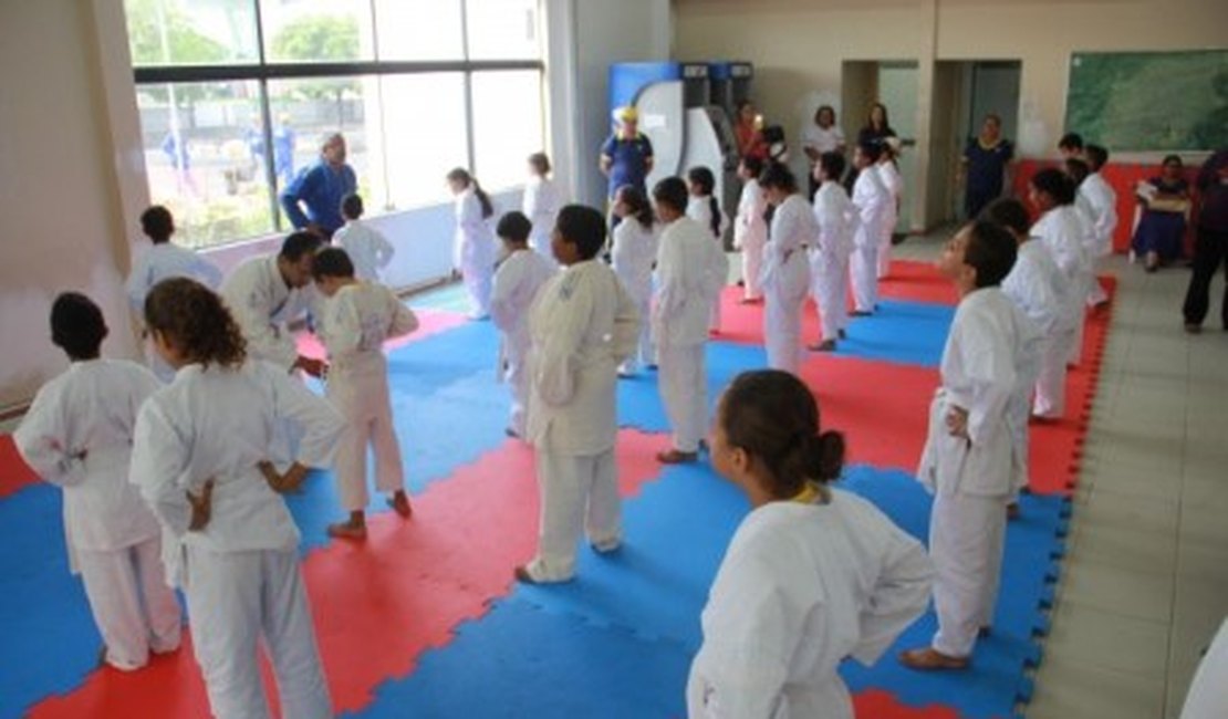 Alunos de judô fazem apresentação no Centro Administrativo