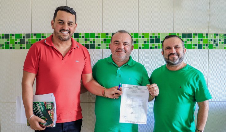 Bastinho assina termo de compromisso com Sinteal e professores da rede municipal de Taquarana