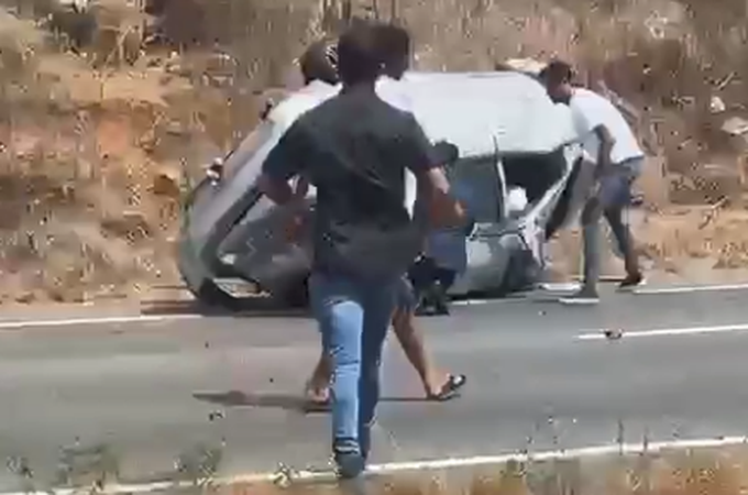 Saída de pista seguida de capotamento deixa motorista ferido em Jaramataia