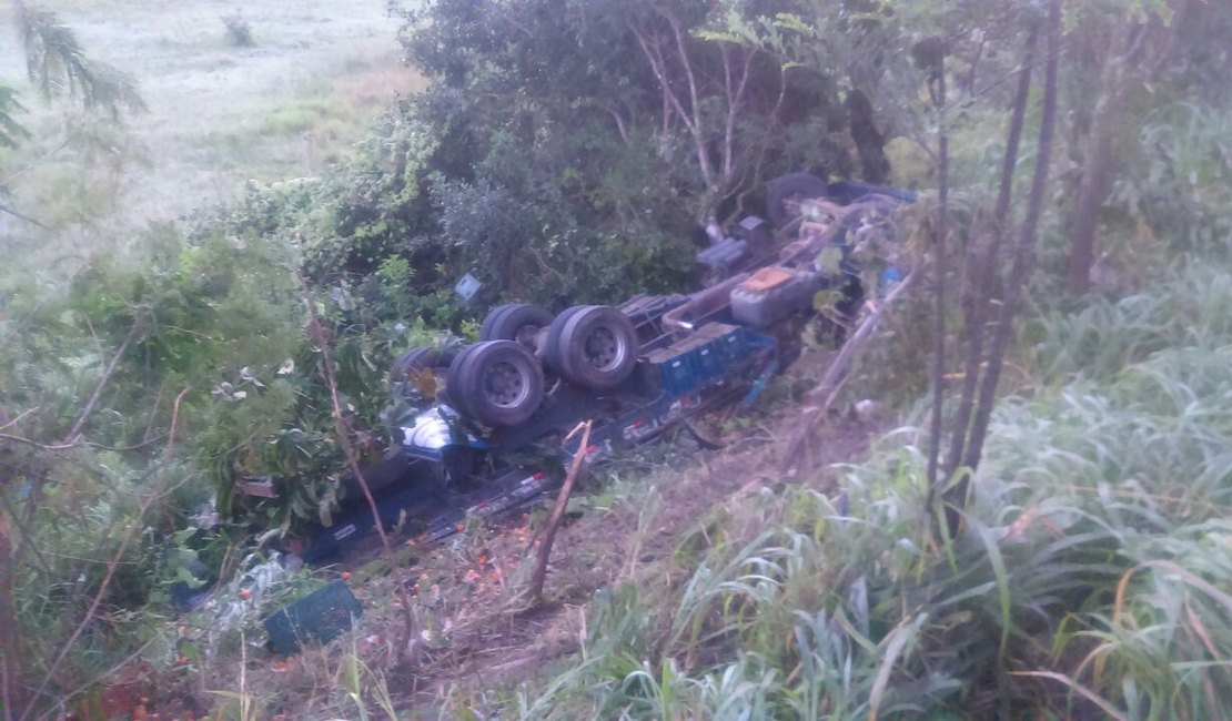 Capotamento de caminhão carregado de laranja deixa um morto e outro ferido na BR-101