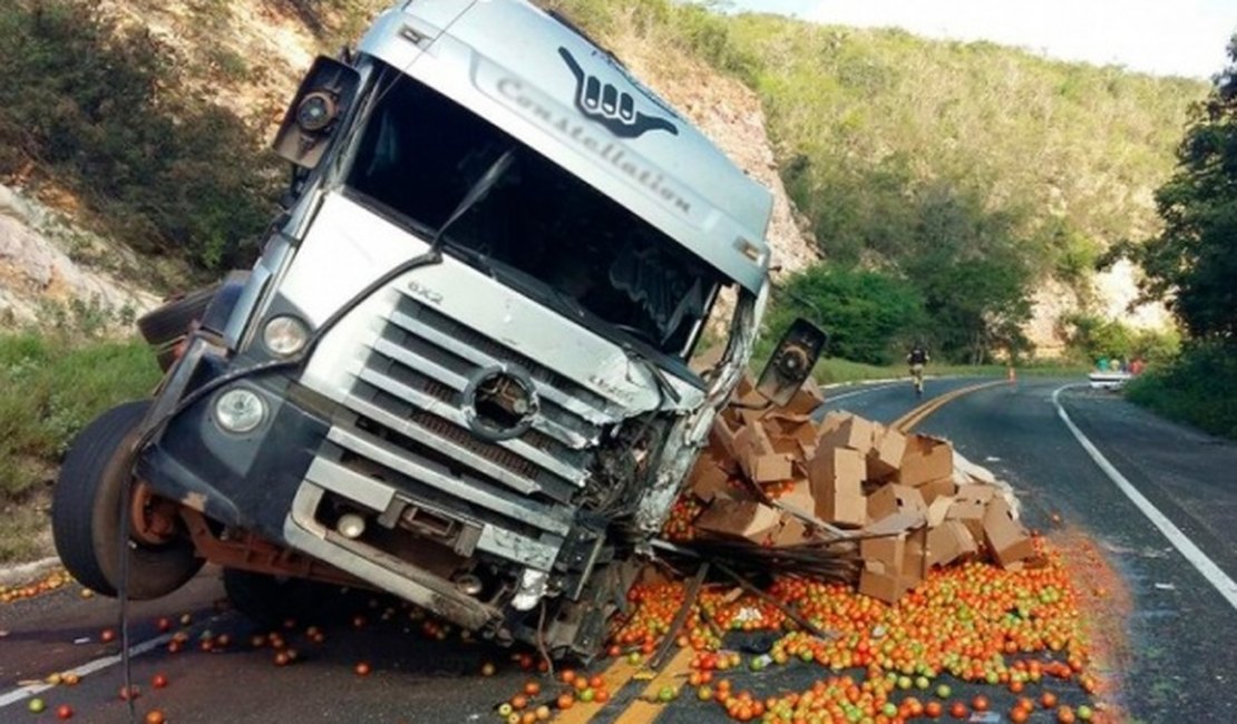 Acidente entre van e carreta deixa quatro mortos na BR-242, na Bahia